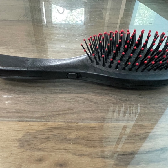 Excellent Condition Scalp Massaging Hair Brush - Picture 4 of 7